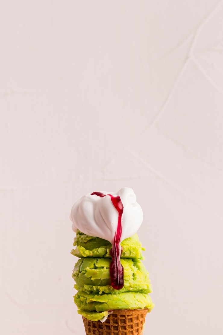 Foto gratuito menta e gelato alla vaniglia con sciroppo
