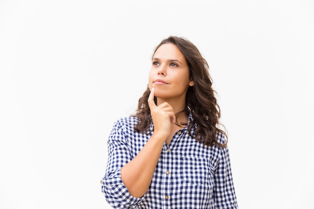 Mento commovente e distogliere lo sguardo della donna pensierosa