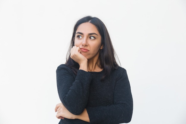 Mento pendente della donna deludente pensieroso a disposizione