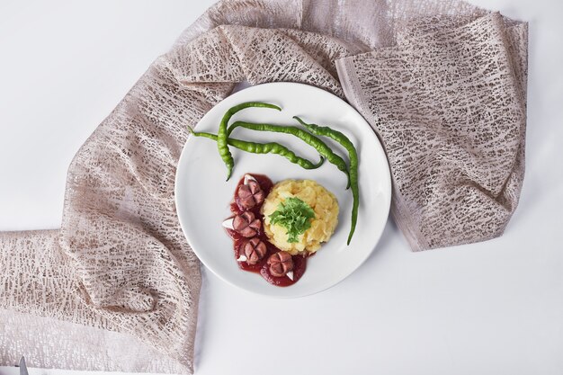 Menu della cena con salsicce fritte, purè di patate e fagioli, vista dall'alto.