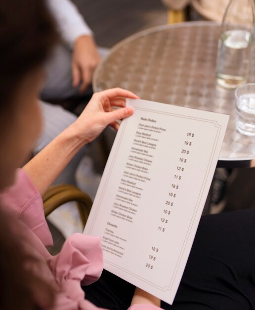 Menu della donna con l'angolo alto