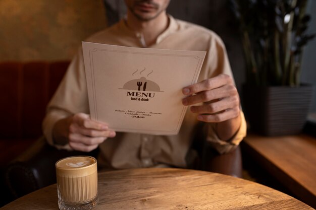Menu della tenuta dell'uomo di vista frontale