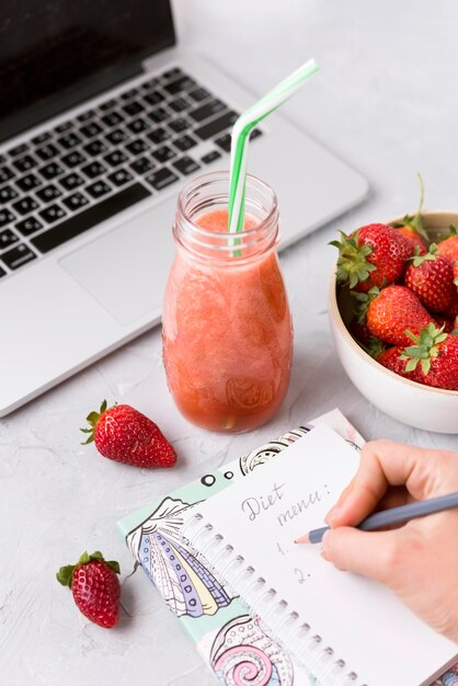 Menu di dieta di scrittura della mano del primo piano