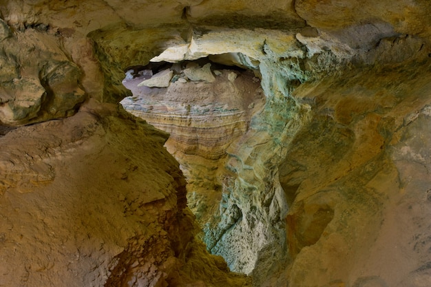 Meraviglia della speleologia. strati di roccia sedimentaria e stratificazione