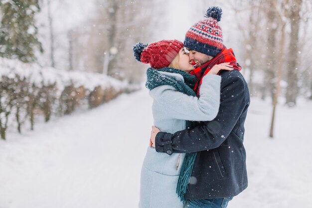 Meraviglioso bacio coppia in fiocchi di neve