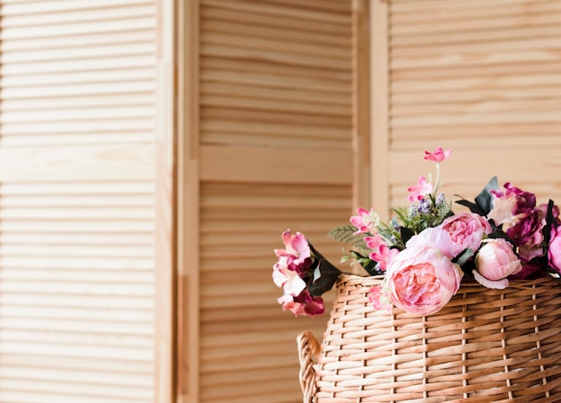 Merce nel carrello della decorazione del fiore del primo piano