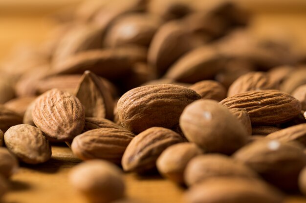 Merenda. Mucchio di noci sul tavolo