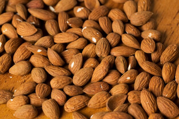 Merenda. Mucchio di noci sul tavolo