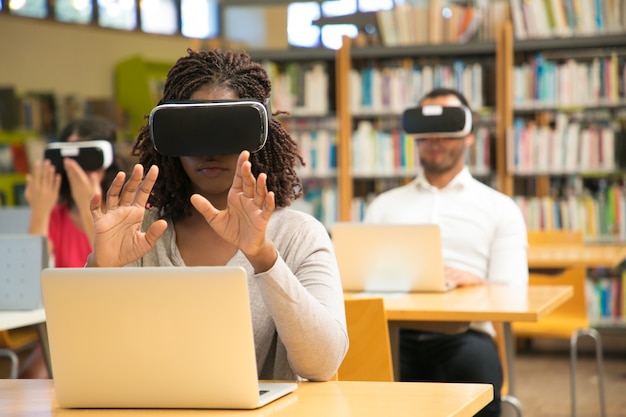 Mescola un gruppo di studenti che usano l'esperienza VR per studiare
