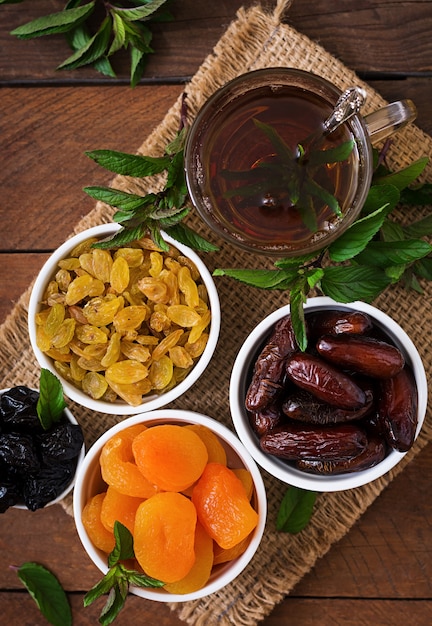 Mescolare frutta secca (frutti di palma da dattero, prugne secche, albicocche secche, uva passa) e noci e tè arabo tradizionale. Ramadan (Ramazan) cibo. Vista dall'alto