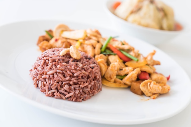 Mescolare il pollo fritto con le noci di anacardio