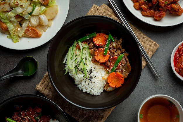 Mescolare la carne di maiale fritta con salsa coreana su sfondo scuro