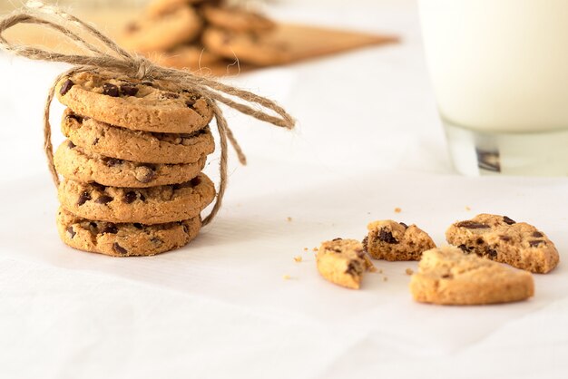 Messa a fuoco selettiva colpo di deliziosi biscotti impilati con uno sfondo sfocato