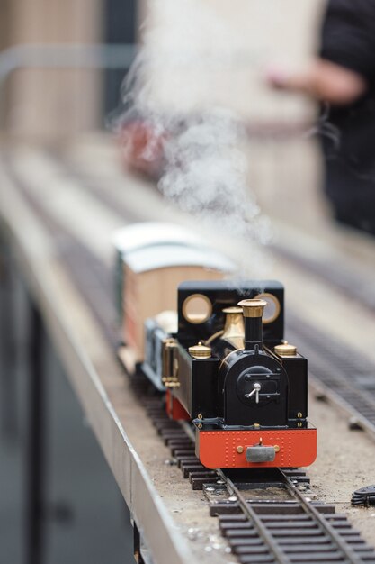 Messa a fuoco selettiva del treno pressofuso rosso e nero