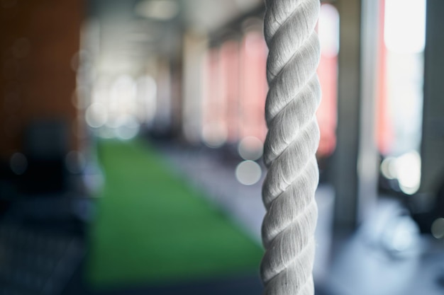 Messa a fuoco selettiva della corda bianca in palestra