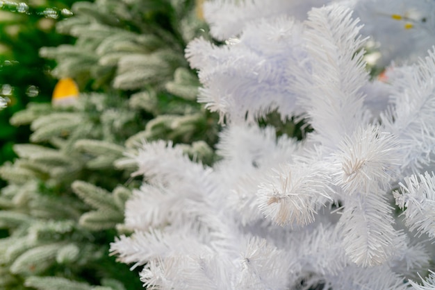 Messa a fuoco selettiva di alberi di Natale in un negozio