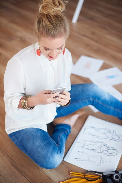 Messaggi di testo dell'artista femminile nel suo ufficio