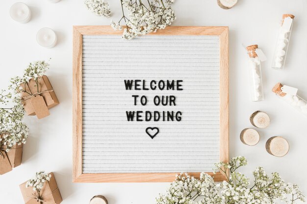 Messaggio di benvenuto e decorazione per matrimoni su sfondo bianco