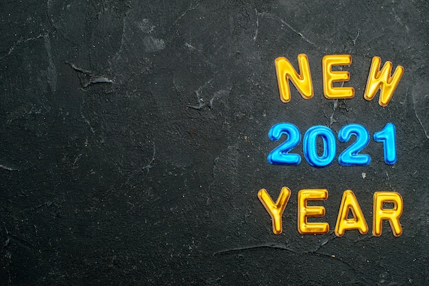 Messaggio di felice anno nuovo 2021 su sfondo concreto