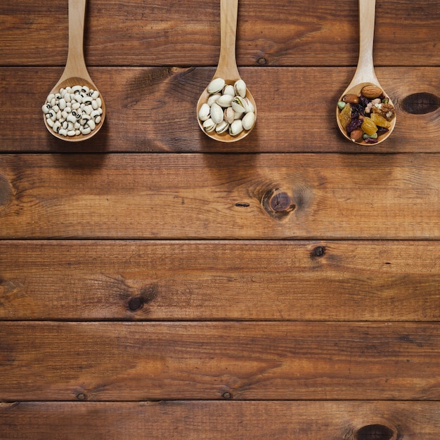 Mestoli di legno con fagioli e noci