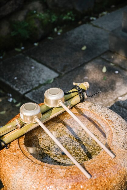 mestolo tradizionale e barattolo d&#39;acqua in Giappone