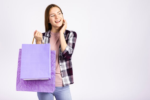 Metà borse e distogliere lo sguardo della tenuta della donna del colpo