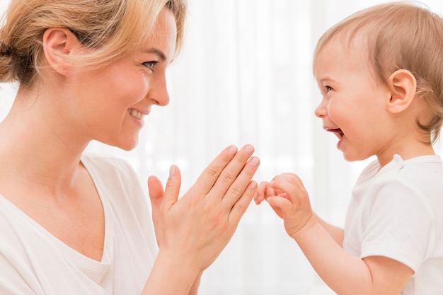 Metà colpo felice madre e bambino divertirsi