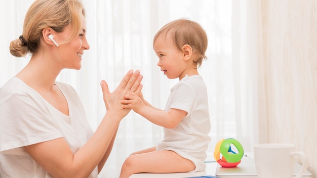 Metà colpo madre e bambino guardando l'altro