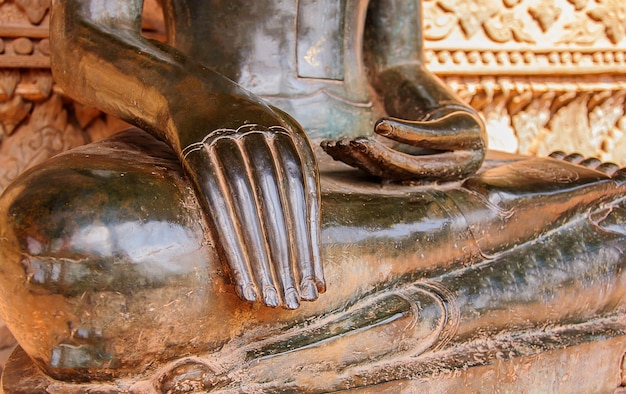 Metà corpo statua antica buddista nel tempio di Laos
