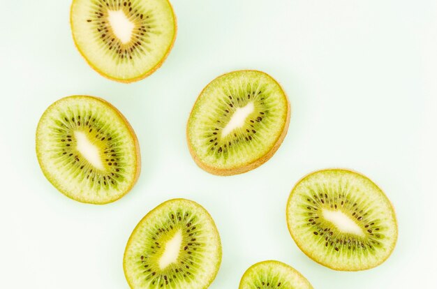 Metà del kiwi su sfondo blu