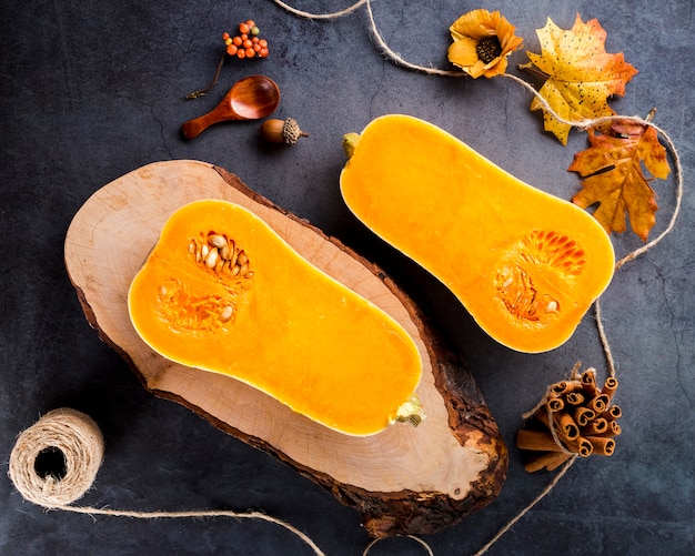 Metà della zucca butternut di vista superiore sul tavolo