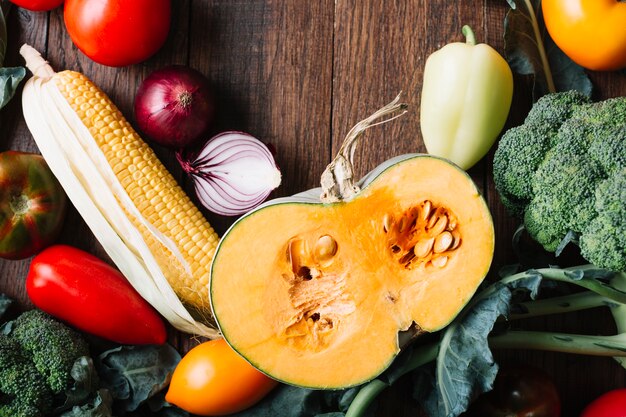 Metà della zucca circondata da vista dall'alto di verdure