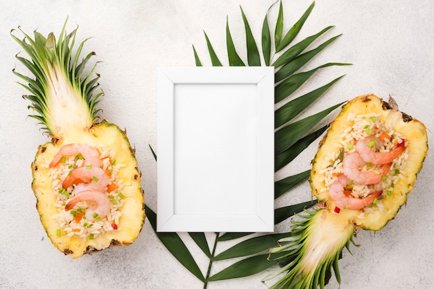 Metà di ananas e copia spazio cornice