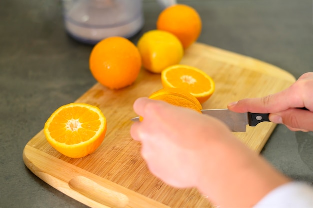 Metà di arance e coltello in cucina