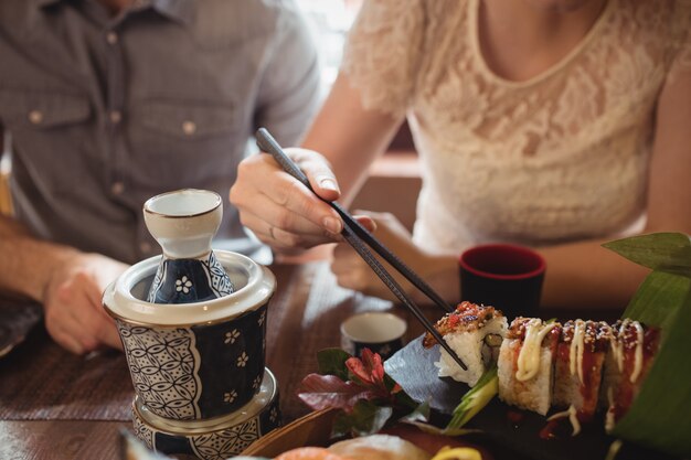 Metà di sezione delle coppie che mangiano i sushi