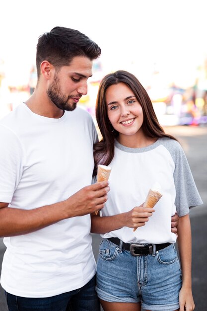 Metà di tiro carino coppia mangiare il gelato