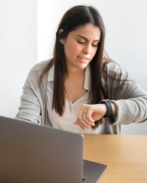 Metà donna del colpo che usando orologio astuto