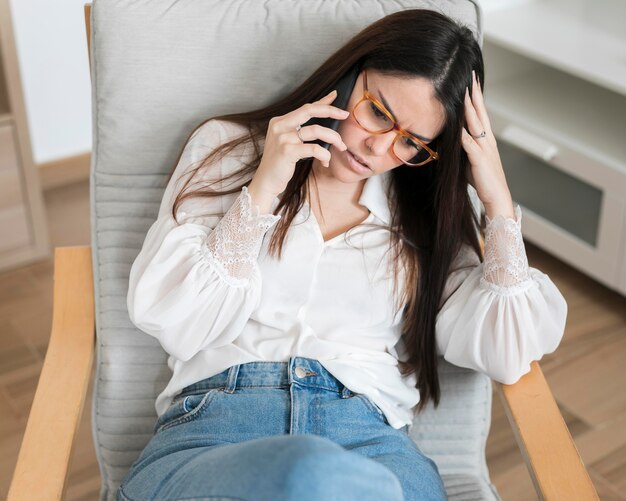 Metà donna del colpo del colpo che comunica sul telefono