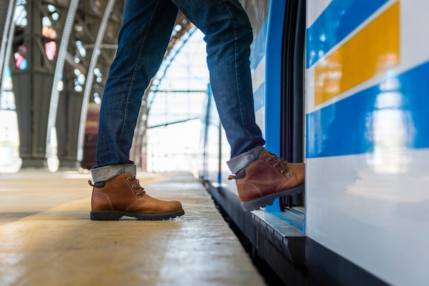 Metro entrante dell'uomo del primo piano