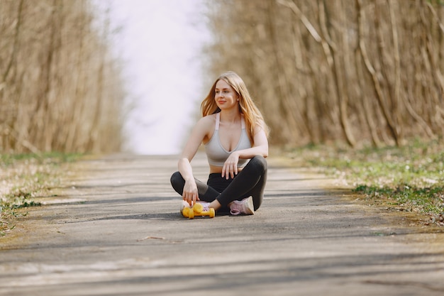 Mette in mostra l'addestramento della ragazza in una foresta dell'estate