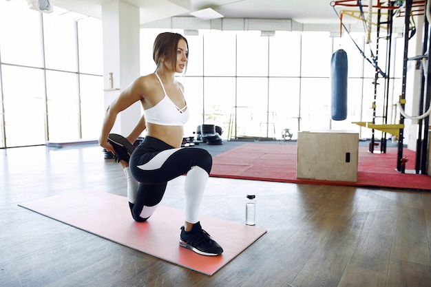 Mette in mostra l'allenamento della donna in una palestra di mattina