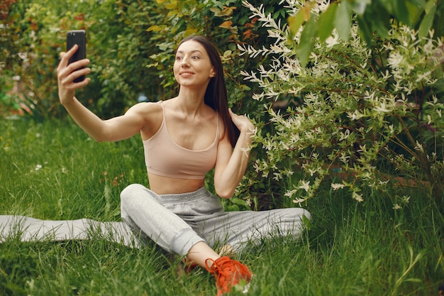 Mette in mostra la donna che passa il tempo in un parco della molla