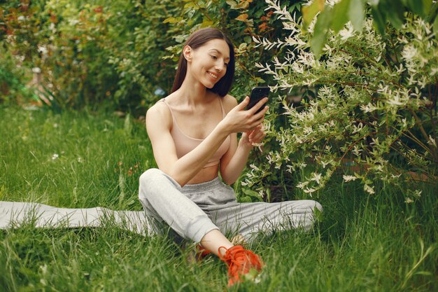 Mette in mostra la donna che passa il tempo in un parco della molla