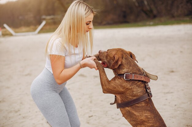 Mette in mostra la ragazza in un parco dell&#39;estate di mattina