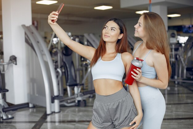 Mette in mostra le ragazze che si allenano in una palestra di mattina