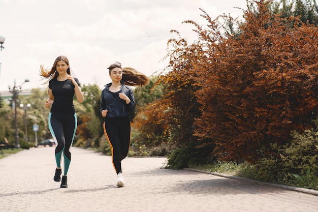 Mette in mostra le ragazze che si preparano in una foresta dell'estate