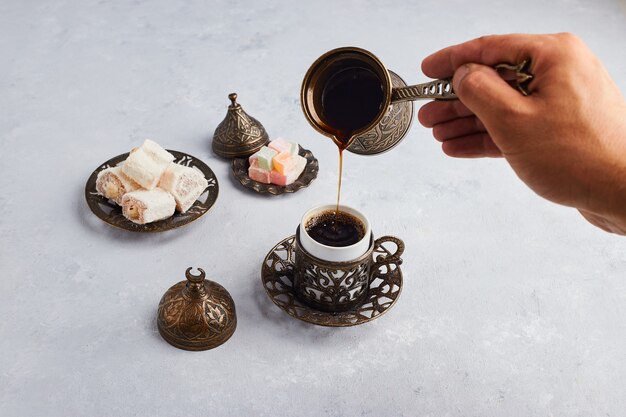 Mettere il caffè nella tazza dalla pentola.