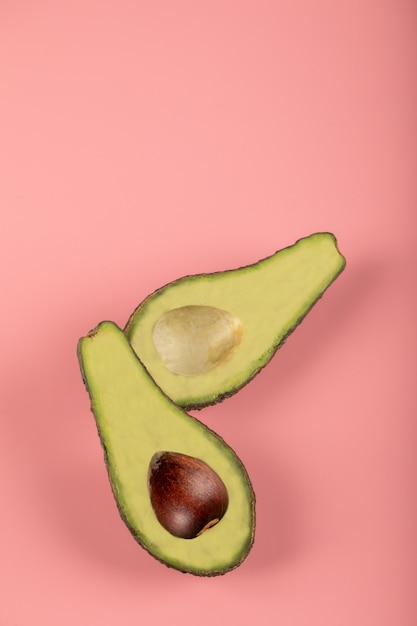 Mezzi avocado verdi con e senza seme