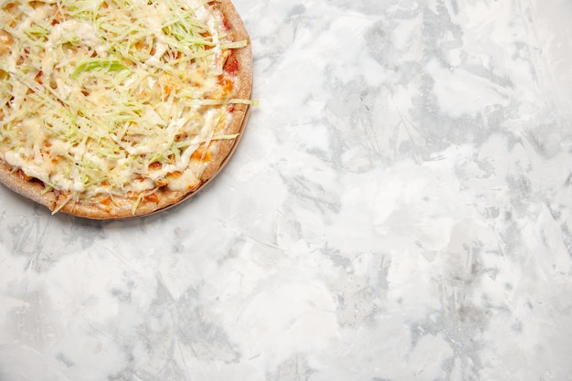 Mezzo colpo di deliziosa pizza vegana fatta in casa su una superficie bianca macchiata con spazio libero