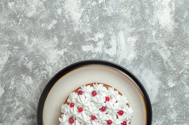 Mezzo colpo di deliziosa torta cremosa decorata con frutta su fondo di ghiaccio